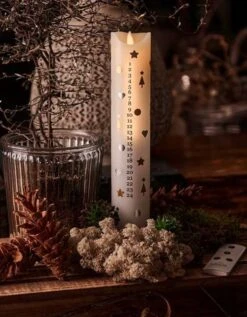 Kalenderlys Med Julehjerter, Juletræer Og Julestjerner